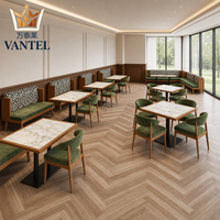 Ensemble de mobilier sur mesure pour hôtels et restaurants : banquettes rembourrées, tables à manger et chaises en bois pour projets hôteliers