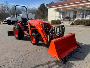 Tractor 4x4 LX2610SUHSD 2023 con Cucharón de Agarre - Motor y Bomba de Alta Productividad para Trabajos Agrícolas y Utilitarios - Product Image 3