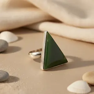 Anillo de Jade Plateado Vintage de Moda para Mujer con Incrustaciones de Piedra Triangular Chapada en Oro de 18K, Joyería con Certificado IGI - Product Image 3