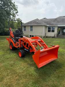 Potente Tractor Utilitario Kubota BX23S con Retroexcavadora, 4x4, Diésel, Equipo Profesional para Jardinería y Agricultura - Product Image 6