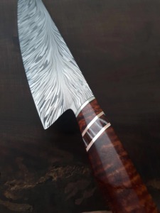 Couteau de cuisine à motif de plumes en acier damas Couteau utilitaire Couteau à manche en résine combiné. - Product Image 3