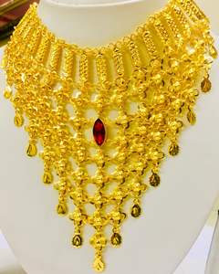 Ensemble de bijoux vintage en plaqué or 22 carats style Comores Mayotte comprenant un collier incrusté de diamants des États-Unis et de la France. - Product Image 2