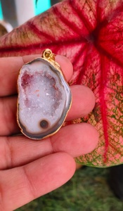 Collier avec pendentif en pierre naturelle, géode irrégulière, quartz druzy, cristal, avec pendentif en pierre précieuse plaqué or pour femmes - Product Image 6