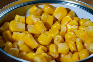 HOT SELLING CANNED VEGETABLES <b>SWEET</b> WHOLE KERNEL CORN IN CAN - Product Image 2