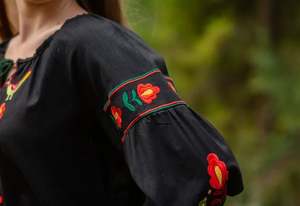 Robe de soirée élégante pour femmes ukrainiennes en coton brodé avec col haut et taille naturelle pour les fêtes - Product Image 6