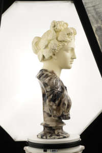 Nouveau design 55cm Statue en résine blanche Melpomene Muse Sculpture d'art populaire personnalisée avec conception personnalisée et décoration de couleur du Vietnam - Product Image 3