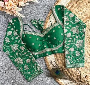 Blouse avec des broderies zari, des paillettes et du fil, col en V, motif fantaisie Sabyasachi, dos ouvert. - Product Image 2