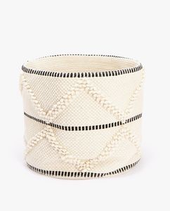 Panier en corde macramé décoratif pour le rangement dans le salon, en utilisant de la corde en coton écologique et une décoration intérieure moderne - Product Image 5