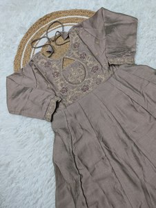 Conjunto de Kurti y Pantalón de Seda Pura Estilo Anarkali con Bordado Elaborado y Diseño Elegante del Sur de Asia, con Dupatta - Product Image 4