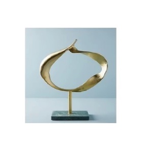 Escultura de Metal Dorado de Lujo Hecha a Mano, Base de Mármol Sólido, Figura de Mesa Moderna y Artística, Adorno Único para Bodas - Product Image 2
