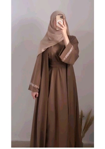 Robe Abaya noire élégante pour femmes avec détails perlés et manches cloche, y compris un hijab, tenue modeste longue. - Product Image 2