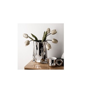 Luxueux vase à fleurs en métal doré poli design parfait pour centre de table de luxe avec compositions florales de qualité supérieure - Product Image 3