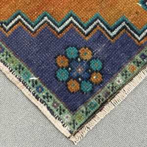 Alfombra Turca Pequeña de 1.5x3 pies, Alfombra Vintage de Lana con Puntos Azules - Product Image 4
