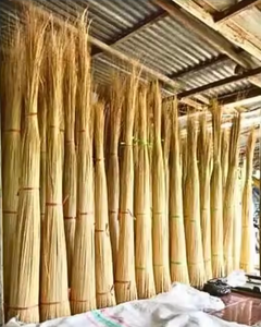 ไม้กวาดใบมะพร้าวแท้จากเวียดนาม: โซลูชันการทำความสะอาดที่มีคุณภาพสูงใช้งานได้ยาวนานและเป็นมิตรกับสิ่งแวดล้อม - Product Image 4