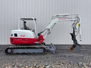 ENVÍO GRATUITO Excavadora TAKEUCHI TB260 MIDI, Motor Diésel de 48 CV, ROPS Abierto, Tablero DG, Aprobado por EPA y CE, Sistema Hidráulico Auxiliar, 2 Velocidades, PLC - Product Image 4
