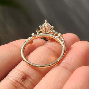 Bague de fiançailles pour femme en diamant taille marquise néerlandaise, inspiration nature romantique, couleur E/EF, clarté VS, plaqué platine rhodié - Product Image 5