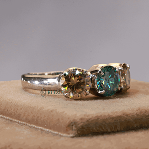 Anillo de compromiso de estilo de 3 piedras con punta de garra de diamante de corte redondo azul para mujer - Product Image 2