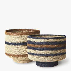 Cesta de almacenamiento de mimbre tejida a mano con rayas azul marino, rosa y amarillas para la sala de estar del hogar, organizador de ropa sucia. - Product Image 3