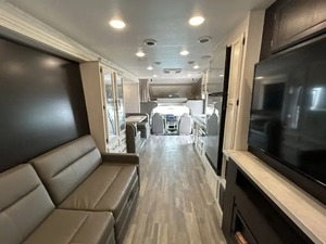 Autocaravana Entegra Coach Odyssey 26M 2024 Usada, Lista para Viajar - Product Image 3