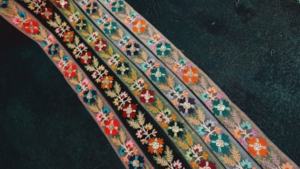 Tissu de dentelle brodée florale colorée vibrante et détaillée Motifs complexes écologiques pour chaussures haut de gamme et utilisation à la mode - Product Image 4