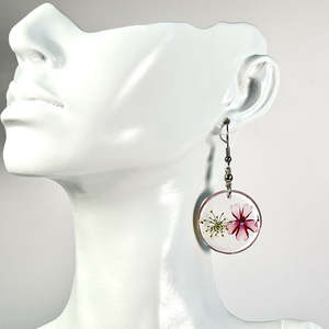 Boucles d'oreilles en résine époxy peintes à la main, motif floral, finition brillante, bijoux de mode pour femmes, boucles d'oreilles en résine - Product Image 4