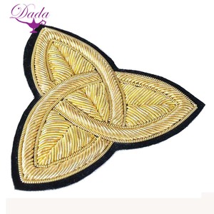 Sang Trọng 2-Tay Thêu Sew-On Vàng Appliques Với Vàng Trinity Thiết Kế Tùy Chỉnh Phù Hiệu Vải - Product Image 1