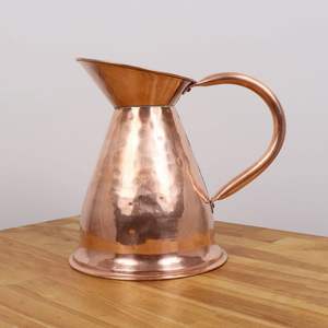 Jarra de cobre con acabado mate con Curvas elegantes y presencia antigua elaborada para la desintoxicación y hábitos de bebida limpios - Product Image 1