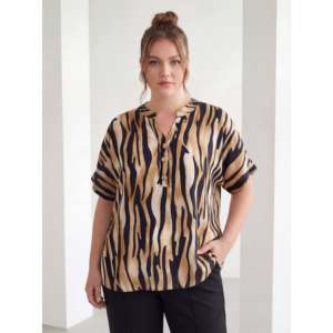 Blusa de Talla Grande con Estampado de Cebra y Cuello Mandarín, Negra - Product Image 3