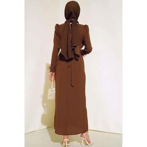 Vestido con cinturón y mangas de plumas Canela - Product Image 1