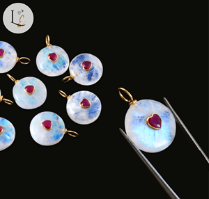 Colgante de Piedra Lunar Arcoíris Natural con Incrustaciones en Forma de Corazón, Hecho a Mano en Plata de Ley 925, Colgantes Finos al por Mayor - Product Image 6