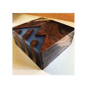 Sous-verre en bois et résine de dernière conception pour la cuisine et le dessus de table, sous-verre de tasse en bois fait à la main avec vernis pour la maison - Product Image 1
