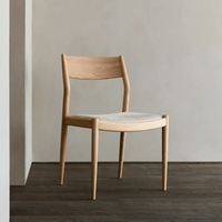 Chaise de salon pliable en bois massif faite à la main par un designer, avec pieds ronds, revêtement en tissu et cuir
