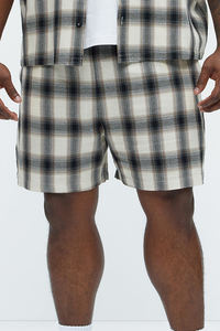 Trendy Summer Plaid <b>Shorts</b> for <b>Men</b> Featuring a Comfortable Fit, <b>Lightweight</b> Fabric and Classic Pattern Ideal for Casual Outings - Product Image 6