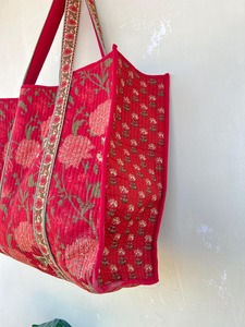 Sac fourre-tout en coton matelassé bohème à fleurs rouges avec fermeture à glissière sac cadeau de voyage d'été pour femmes grande taille - Product Image 2