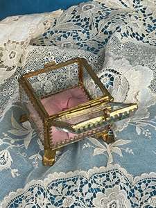 Caja de anillo de cristal de diseño adorable, organizador de joyas hecho con vidrio y Marco de pulido dorado de Metal para compromiso de boda de cumpleaños - Product Image 2