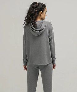 Sudadera con capucha gris elegante y a la moda para mujer. Mantente elegante y cómoda. Conjunto de sudaderas perfectas para estar en casa de Ako. - Product Image 2