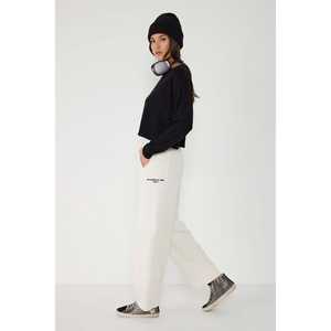 Pantalones Deportivos Anchos de Cintura Alta Color Crudo con Escritura Detallada - Product Image 4