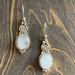 Boucles d'oreilles pendantes vintage faites à la main en argent sterling avec pierre de lune et filigrane, serti clos, collection de bijoux en argent fin pour femme - Product Image 1