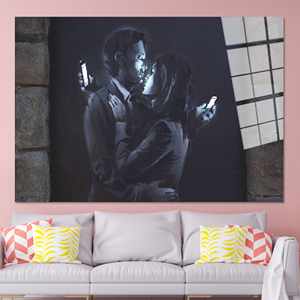 ภาพพิมพ์บนผ้าใบ: ภาพกราฟฟิตีคู่รักของแบงก์ซี่พร้อมโทรศัพท์, งานศิลปะกระจกนิรภัย - Product Image 1