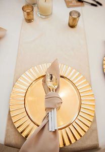 Plato de Presentación Metálico Color Dorado para Eventos, Agrega Lujo y Encanto, Creando Mesas Elegantes para Bodas y Celebraciones - Product Image 6