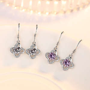 Boucles d'oreilles pendantes en forme de trèfle en diamant et améthyste Lucky Lab, boucles d'oreilles pendantes florales, crochet d'oreille pour femmes en or pur 18 carats ou en argent - Product Image 1