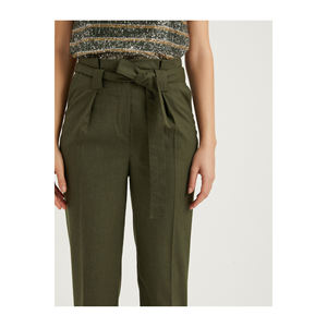 กางเกง BGN สำหรับผู้หญิง ผ้าผสมวิสโคส ดีไซน์คาดเข็มขัด ทรงแครอท รุ่น S24P135 - Product Image 5