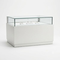 Vitrine de présentation moderne et élégante en acier inoxydable et verre sur mesure pour bijouterie, salle d'exposition de bijoux, présentoirs à bagues