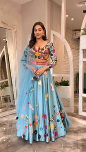LEHENGAS CHOLI DE MARIAGE EN SOIE GEORGETTE FABZONE DESIGNER AVEC DUPATTA EN FILET ET TRAVAUX RICHEMENT DÉCORÉS - Product Image 2