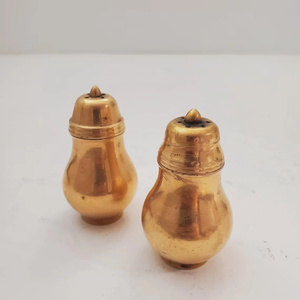Juego de sal y pimienta de latón pulido con diseño resistente y atractivo antiguo, ideal para configuraciones de comedor indias tradicionales - Product Image 1