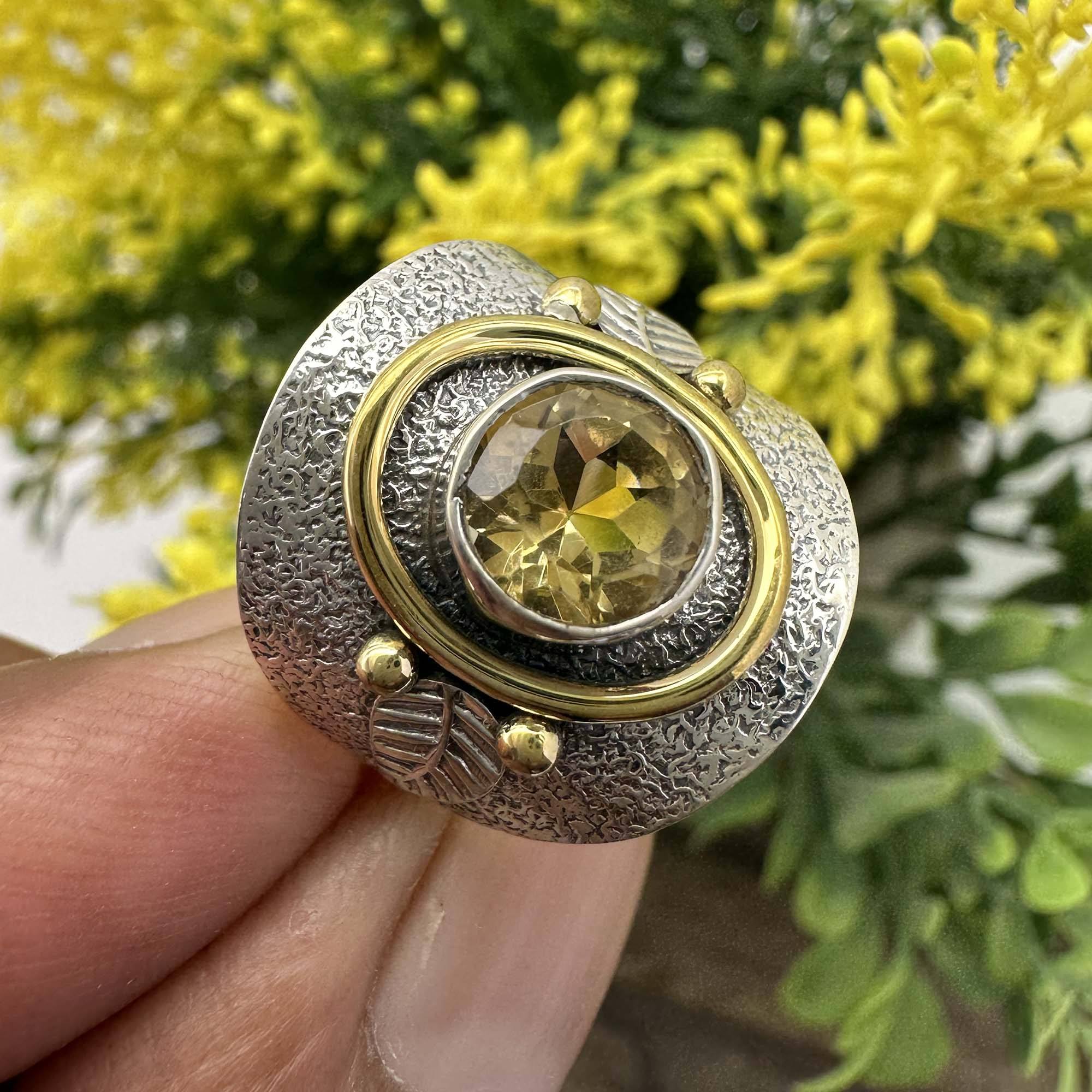 สีเหลือง