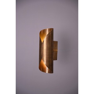 高品質の金属製燭台は、複雑な影を投げ、どんな空間にも深みと視覚的な複雑さを添えます。KHOOSIが驚くほど精巧に作られています。 - Product Image 4