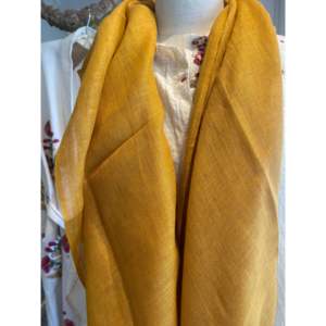 Écharpe en lin moutarde, style long, pour un accessoire de mode élégant - Product Image 1