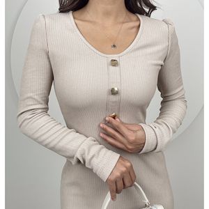 1014 ชุดเดรสผ้าถักคอวีทรงเข้ารูปพร้อมดีเทลแฟชั่นเรียบง่าย - Product Image 5