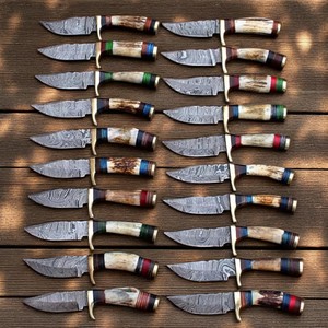Couteau de chasse en acier damas fait main de 8 pouces avec manche en forme de cerf Offre Spéciale lot de couteaux personnalisés en vrac Support OEM - Product Image 1